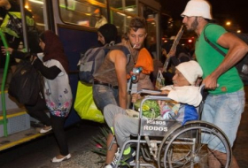 Migrants arrive in Austria from Hungary after border move